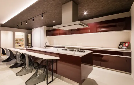 アイランドキッチンは造作テーブルと一体型にし、背面には収納スペースを存分に確保。