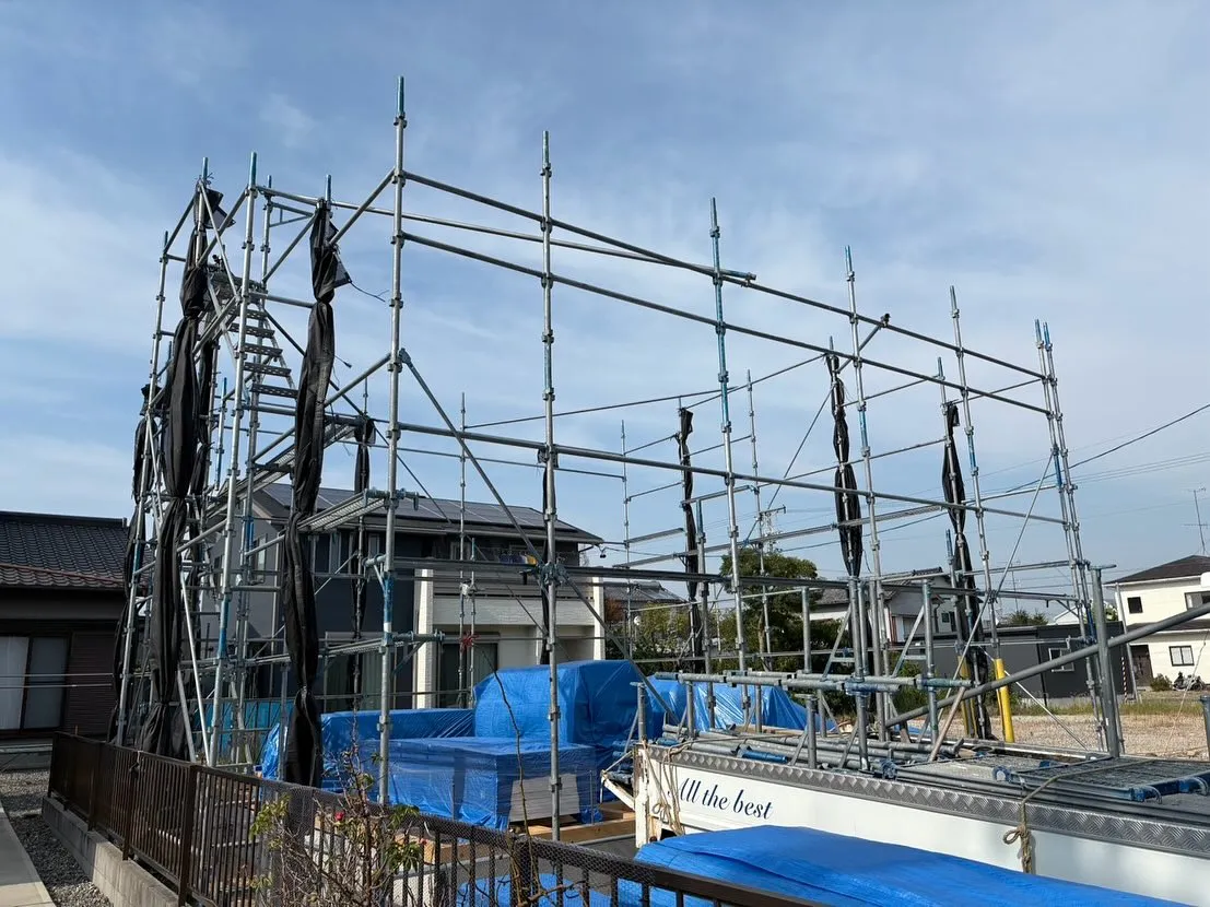 本日は明日の上棟に向けて先行足場の施工をさせて頂きました。