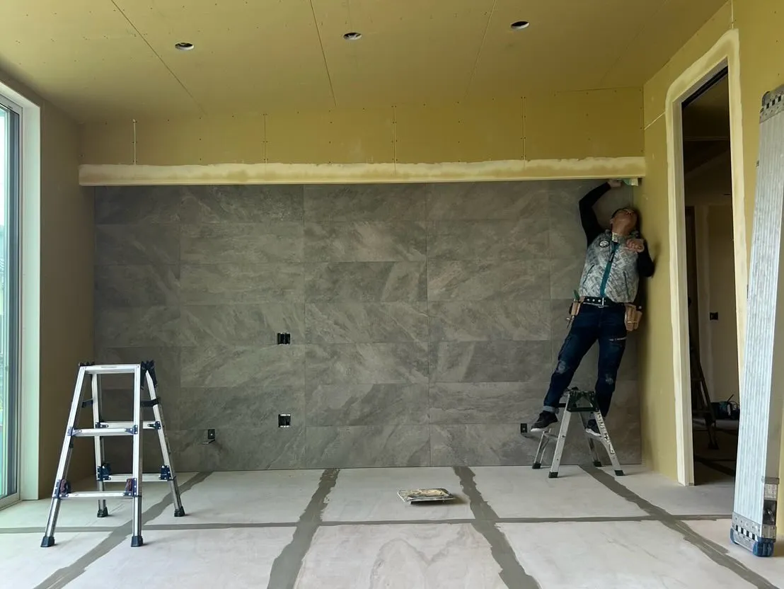 本日は明日の上棟に向けて先行足場の施工をさせて頂きました。