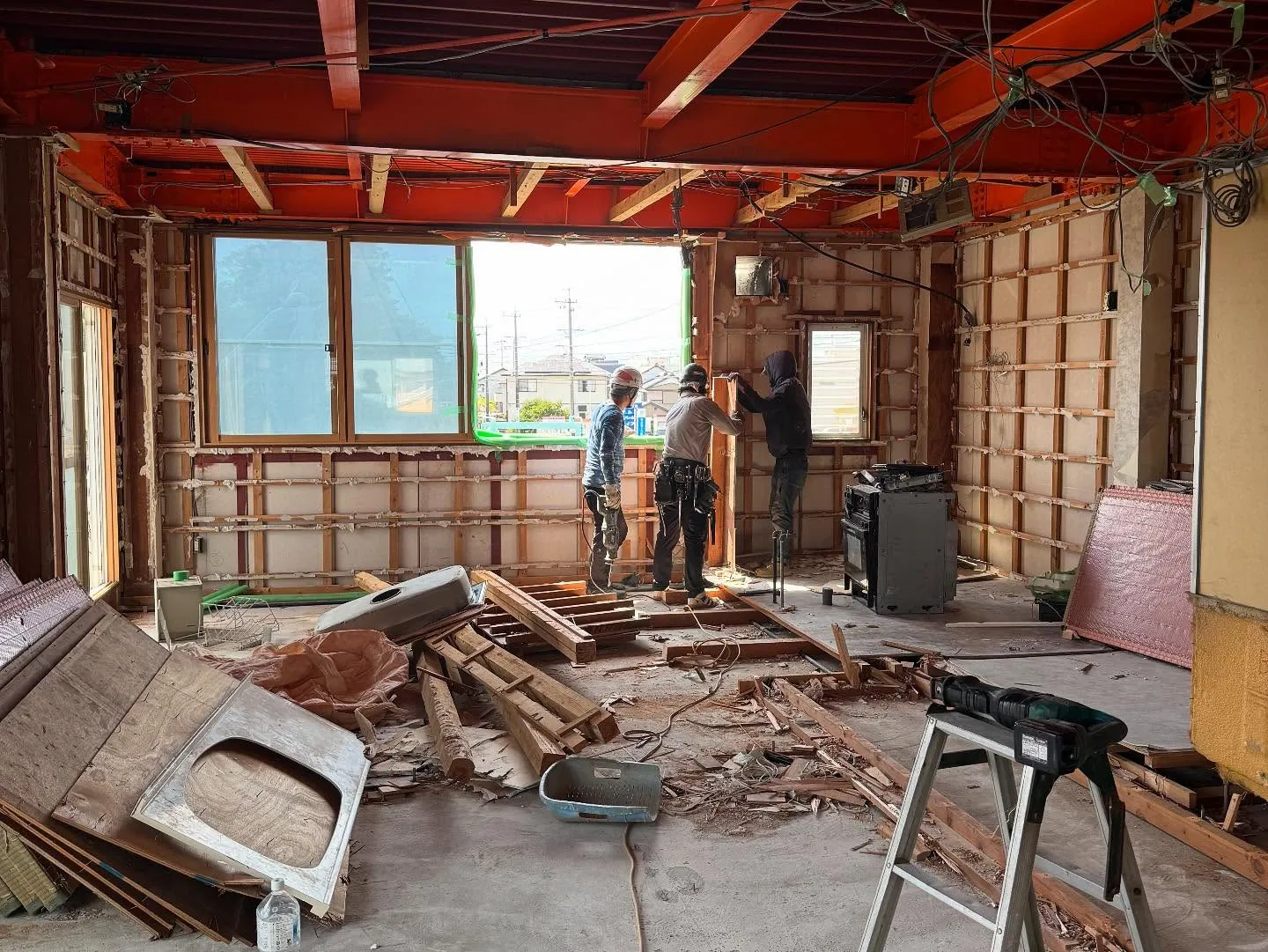 本日は明日の上棟に向けて先行足場の施工をさせて頂きました。